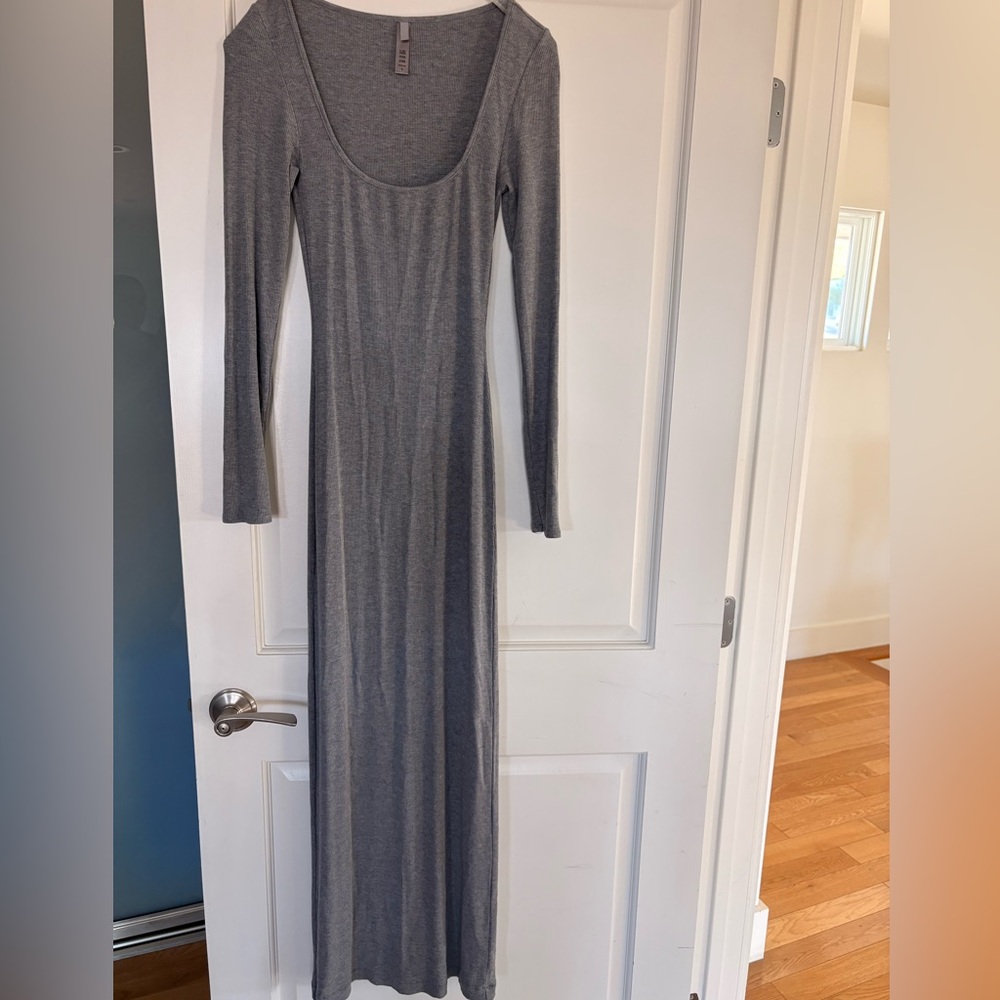 Skims Soft Lounge Long Sleeve Dress Size S
Heather Gray Ribbed
Modal Blend Maxi